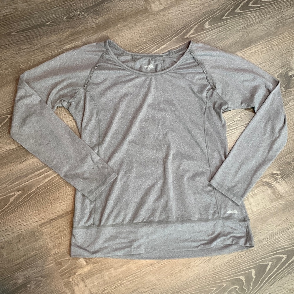 Avia soft grey athletic long sleeve top stretchy